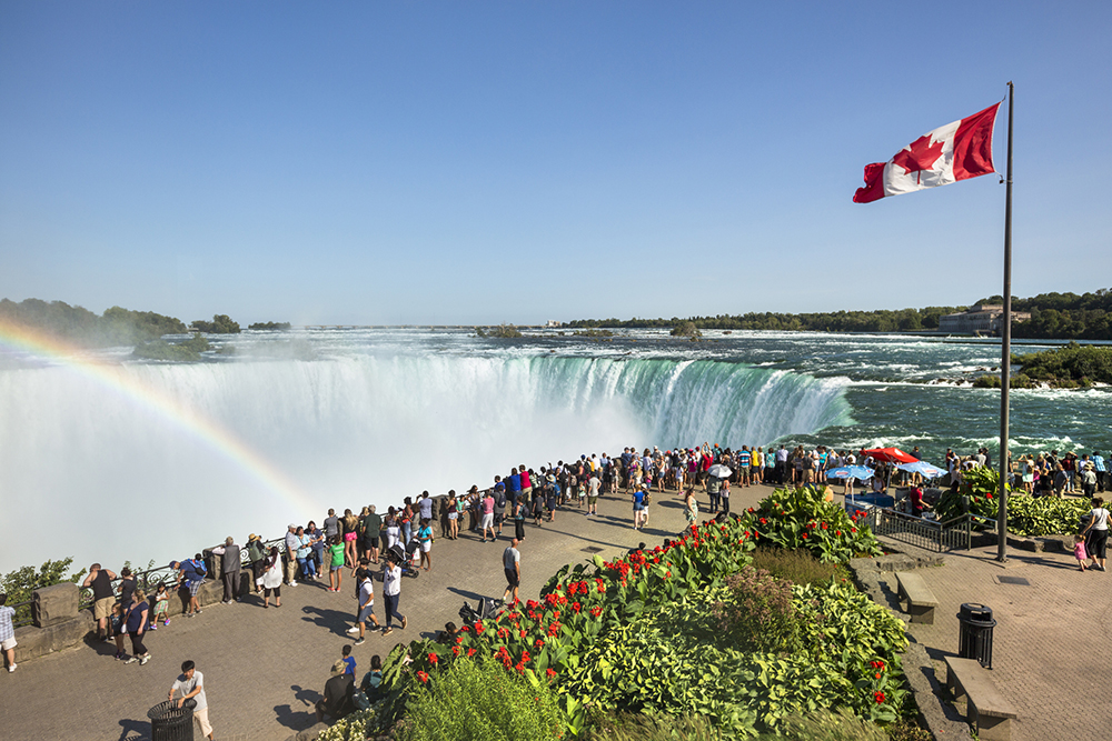 tourists in niagara falls